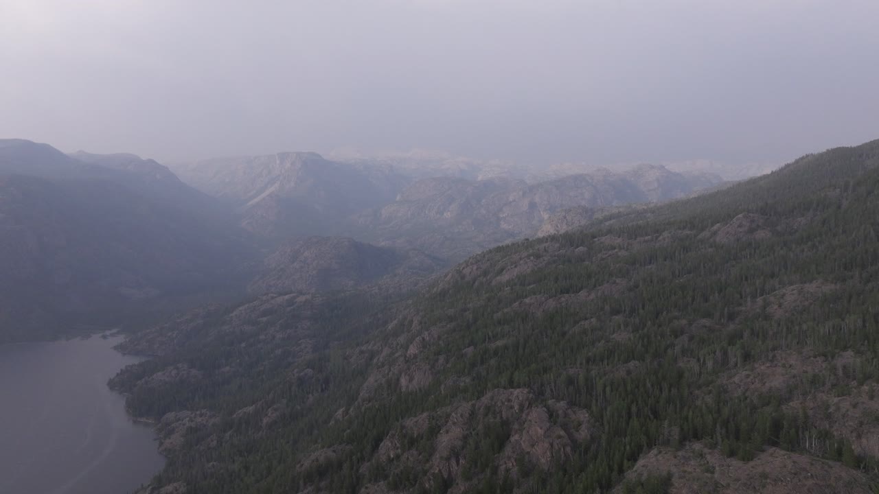 la cordillera del río viento vista aérea muestra montañas escarpadas y un valle boscoso al amanecer