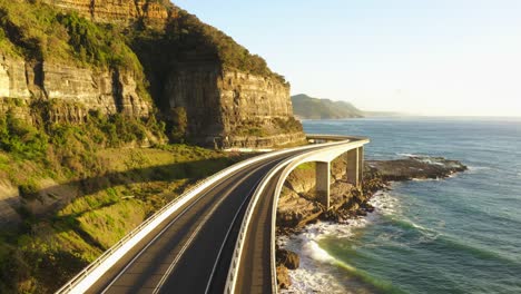 puente de acantilado marítimo a lo largo de la costa de nueva gales del sur, australia