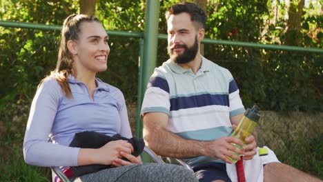 video de una feliz pareja caucásica en la corte