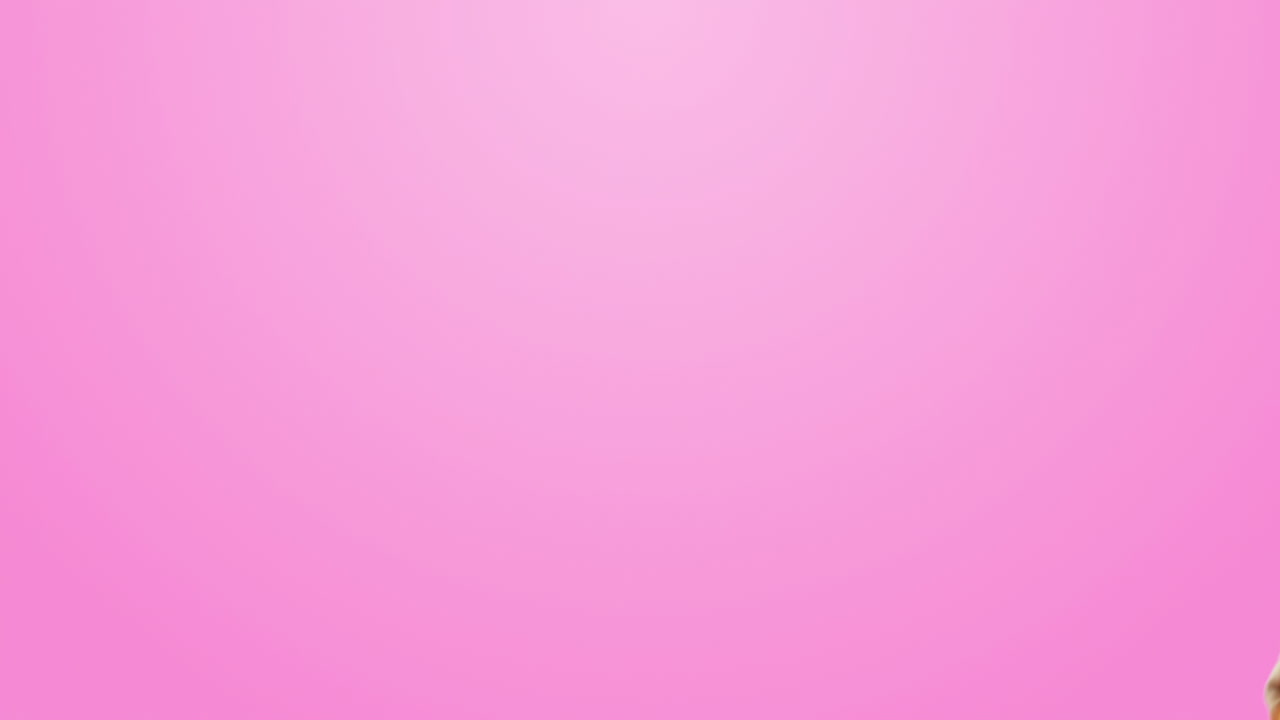 cayendo diferentes rosquillas en un fondo rosado