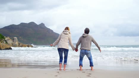 Pareja-Madura-Disfrutando-En-La-Playa