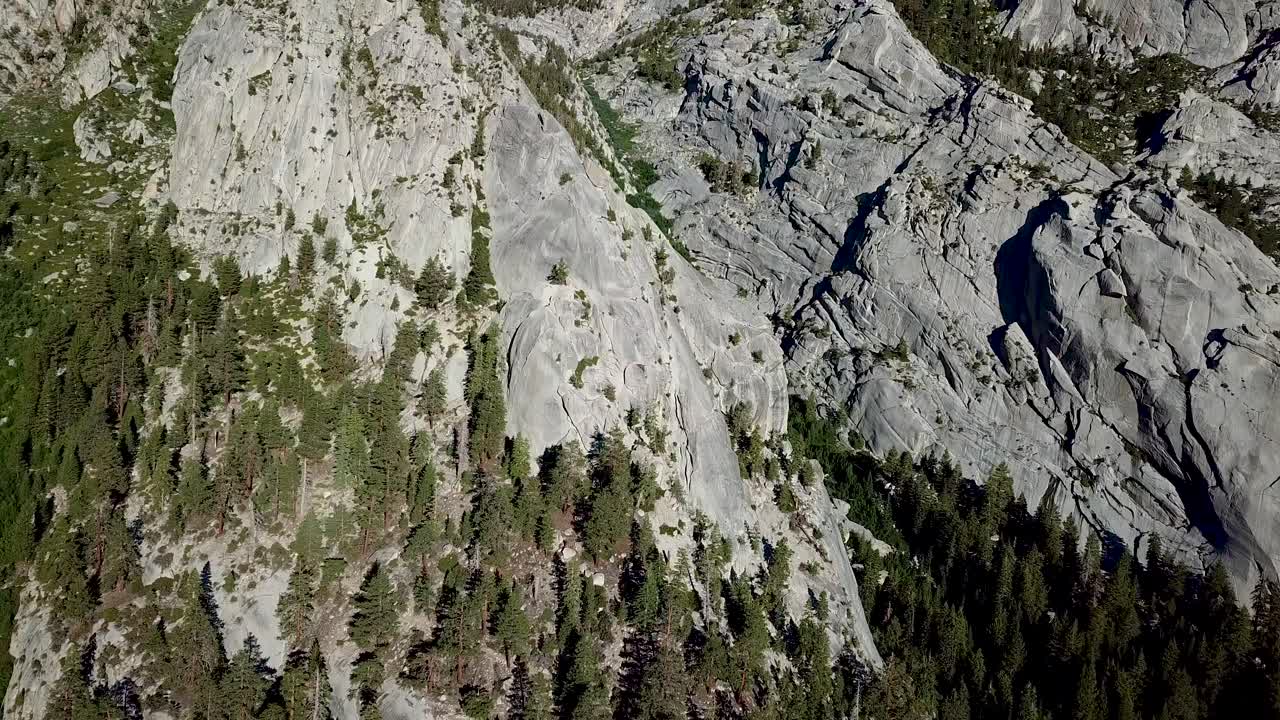 пик горы уитни в национальном парке секвойя, сьерра-невада, калифорния, сша, наклонная съемка с дрона с воздуха