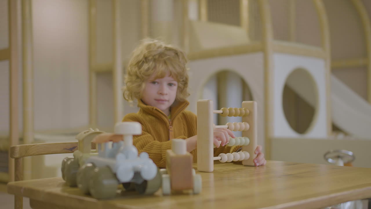 маленький мальчик, считающий.