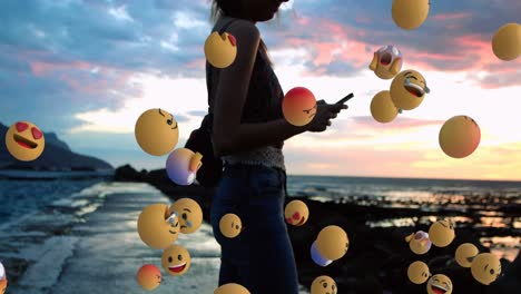 Emoji-Symbole-Mit-Einer-Frau,-Die-Am-Strand-Ein-Selfie-Macht,-Im-Hintergrund-4k