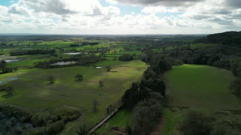 Drones-Aéreos-De-Primavera-Sobrevuelan-Las-Llanuras-De-Cheshire-Desde-Beeston,-Inglaterra,-Reino-Unido