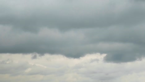 una toma de lapso de tiempo con nubes moviéndose