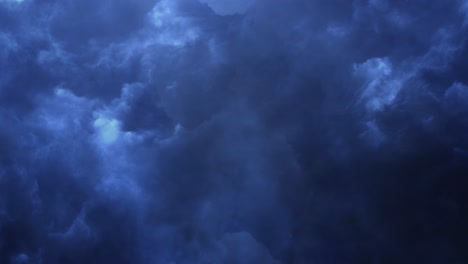 tormenta de 4k dentro de nubes cumulonimbus en cielo oscuro