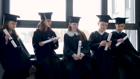 Gruppe-Glücklicher-Vorschulschüler-In-Doktorhut-Und-Kleid