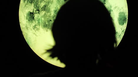 Frau-Geht-In-Silhouette-Auf-Den-Mond-Zu