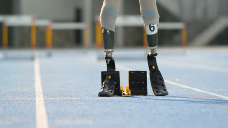 atleta discapacitado preparándose para la carrera de 4k