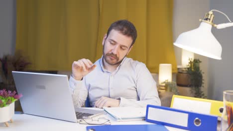 Hombre-Trabajador-De-Oficina-En-Casa-Pensando-En-Problemas-De-La-Vida-Privada.