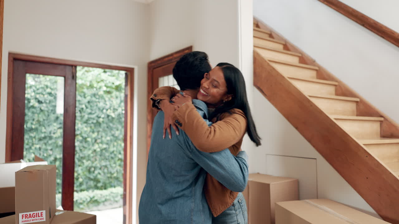 pareja, abrazo y celebración del nuevo hogar