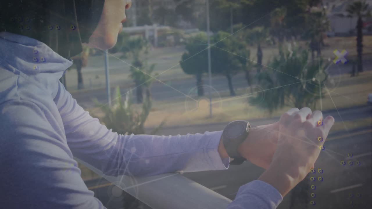 발코니에서 시간을 확인하는 두 인종 여성에 대한 선으로 연결된 점의 애니메이션