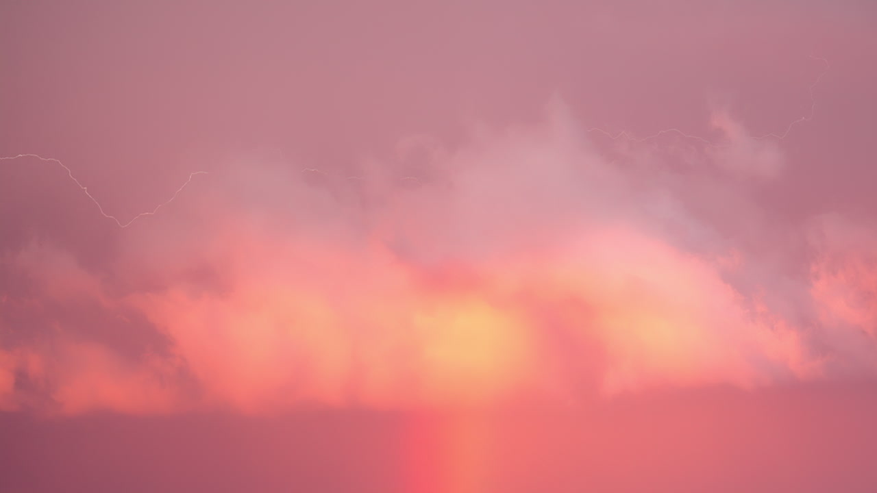 빛나는 폭풍우 구름과 함께 하늘에서 번개