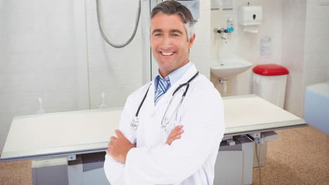 animación de un médico caucásico sonriente con un estetoscopio sobre la habitación del cirujano