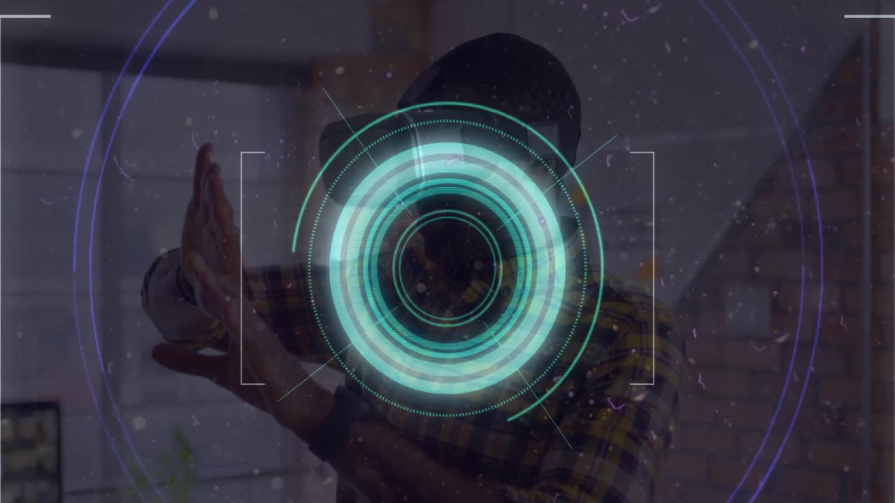 rastros de luz sobre el escáner de alcance de neón contra el hombre afroamericano gesticulando mientras usa auriculares vr