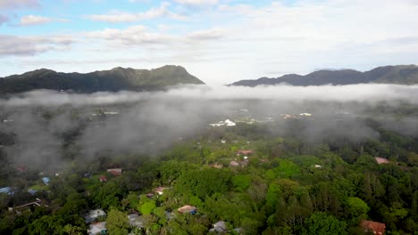 Niedrige-Wolken-über-Der-Stadt-Valle-De-Anton-In-Zentralpanama,-Die-Sich-Im-Krater-Eines-Erloschenen-Vulkans-Befindet,-Luftaufnahme-Eines-Dolly-Von-Links