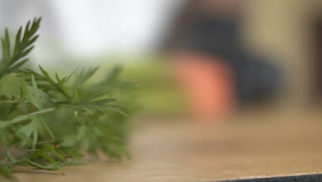 chef corta los grupos de cuatro zanahorias, prores de manzana a cámara lenta