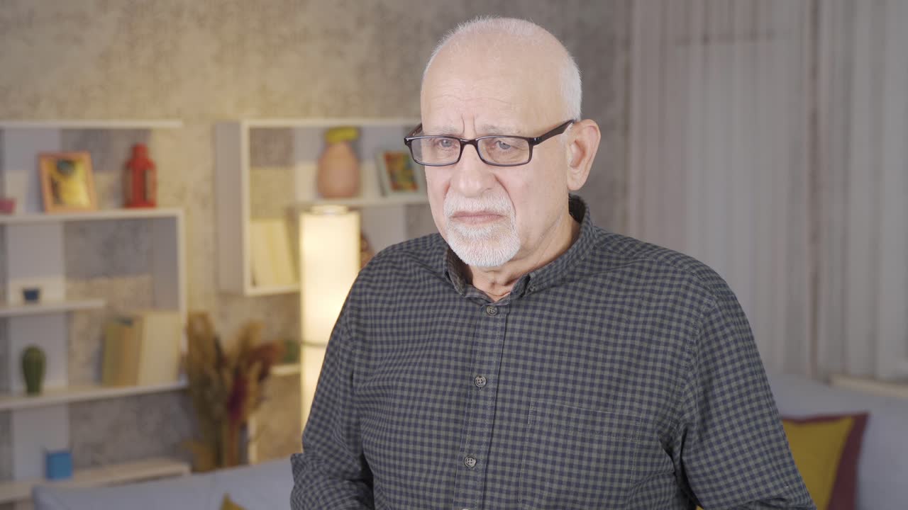 un anciano emocional y tímido.