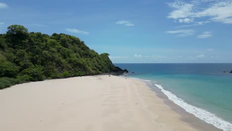 Hermosa-Playa-De-Arena-Blanca-Dorada-Con-Suaves-Olas,-El-Nido