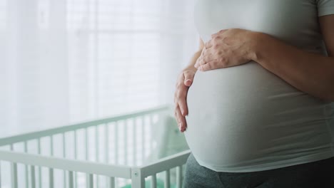 Nahaufnahmevideo-Einer-Schwangeren-Frau-Mit-Fortgeschrittenem-Schwangerem-Bauch.