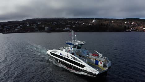 Toma-Aérea-Sobre-Ferry-Eléctrico-De-Pasajeros-Navegando-A-Través-De-Un-Fiordo-Abierto---Noruega