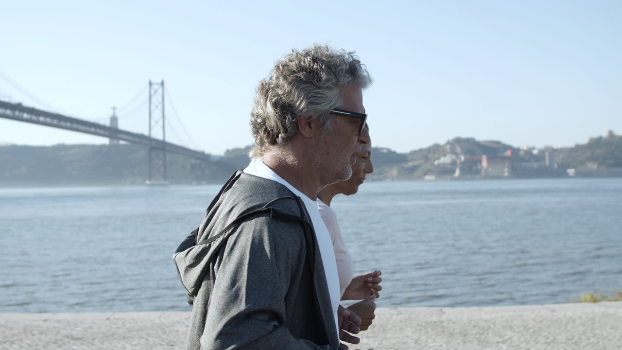 함께 자연을 훈련하고 웃는 행복한 조깅하는 사람