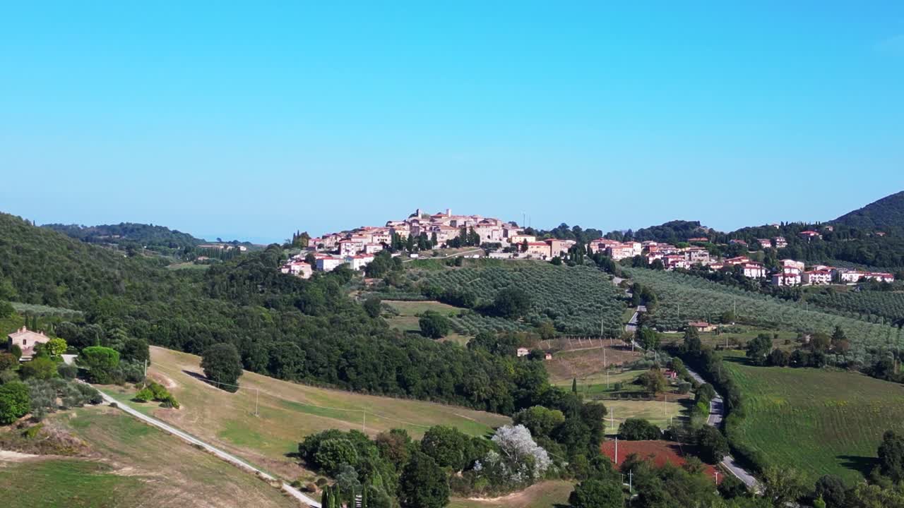 pueblo de montaña paisaje meditativo sin nubes, otoño toscana italia