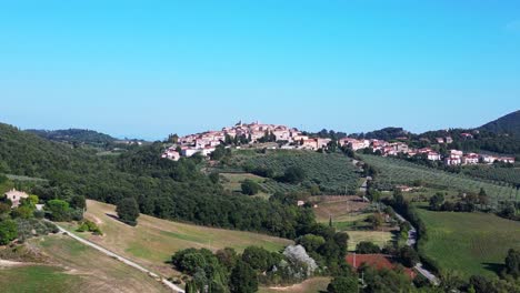 Bergdorf-Meditative-Wolkenlose-Landschaft,-Herbst-Toskana-Italien