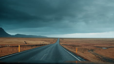 experimente un viaje panorámico por el campo de islandia con un cielo nublado azul y vistas impresionantes de las montañas.