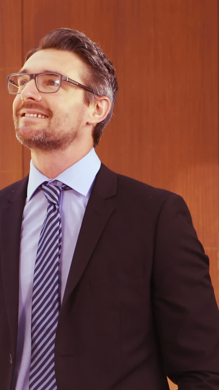 agente inmobiliario mirando a su alrededor