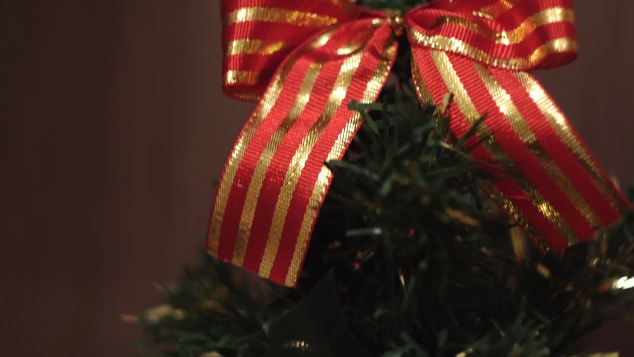 primer plano de un pequeño árbol de navidad con adornos y decoraciones