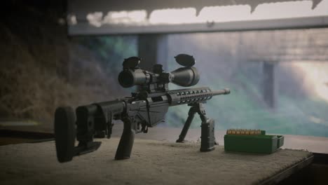 rifle de precisión con revista de alcance y caja de munición lista para entrenamiento de tiro
