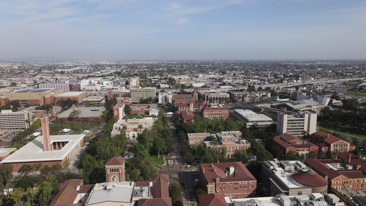 antena ascendente, edificios escolares del campus de usc, tarde nublada