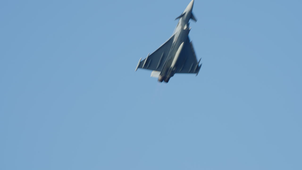 Eurofighter Typhoon militær kampfly udfører luftmanøvrer på blå himmel