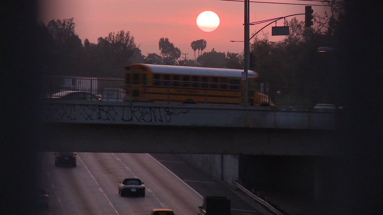 안개가 자욱한 로스앤젤레스의 안개낀 날 고속도로 위의 일몰