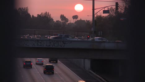 Atardecer-Sobre-Una-Autopista-En-Un-Día-Brumoso-De-Niebla-Tóxica-En-Los-Ángeles