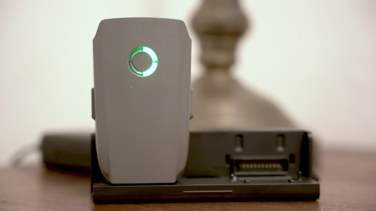 la batería de un dron se está cargando