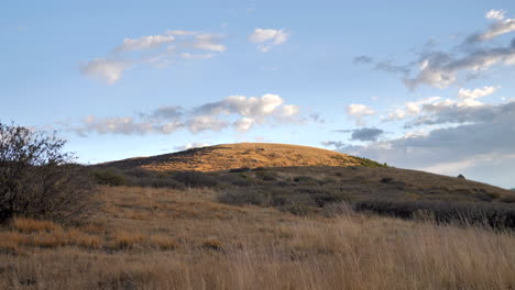 Toma-Estática-De-Una-Colina-Cubierta-De-Hierba-Al-Atardecer