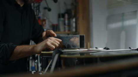 reparación de guitarras en un taller