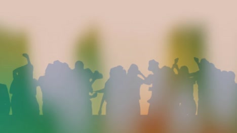 animación de siluetas humeantes de la multitud bailando con hielo seco y luces borrosas