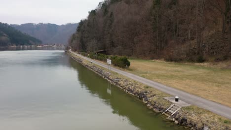 Vista-Aérea-De-La-Orilla-Del-Danubio-En-La-Alta-Austria-En-Un-Sombrío-Día-De-Otoño