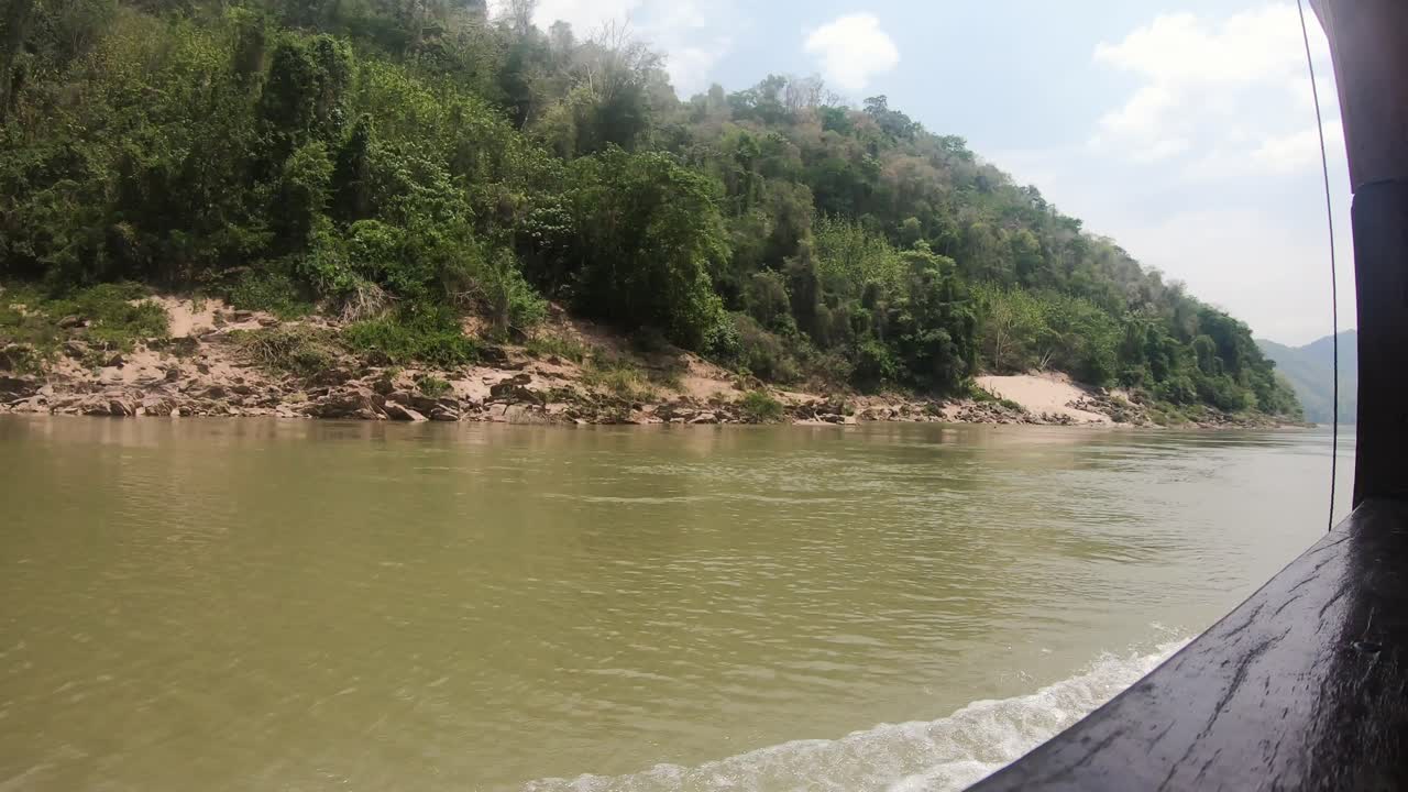 timelapse de un barco lento en el río mekong en laos durante el tiempo soleado