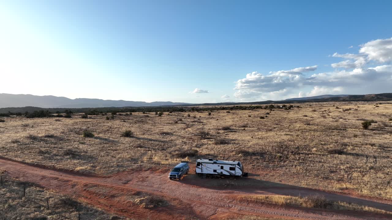 retroceso sobre el paisaje del desierto de sedona con autocaravana praked durante el verano en arizona