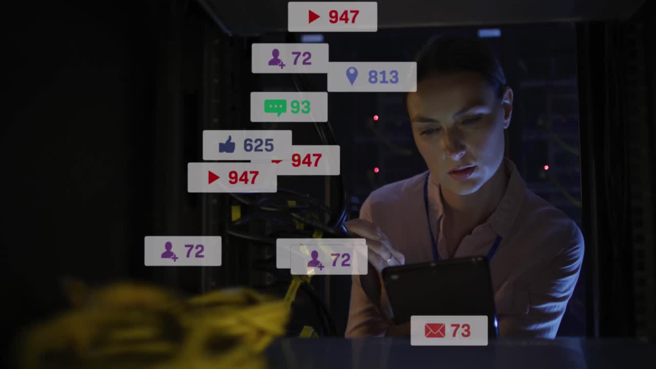 animación del procesamiento de datos de las redes sociales sobre una técnica informática caucásica por servidores informáticos.