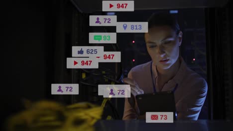 animação de processamento de dados de mídia social sobre uma técnica de ti caucasiana por servidores de computador.