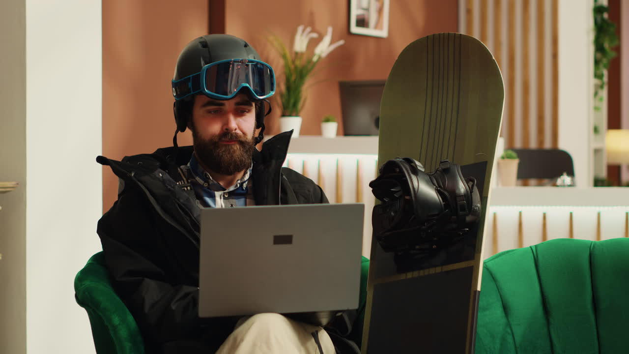 persona revisa la página web en la computadora portátil