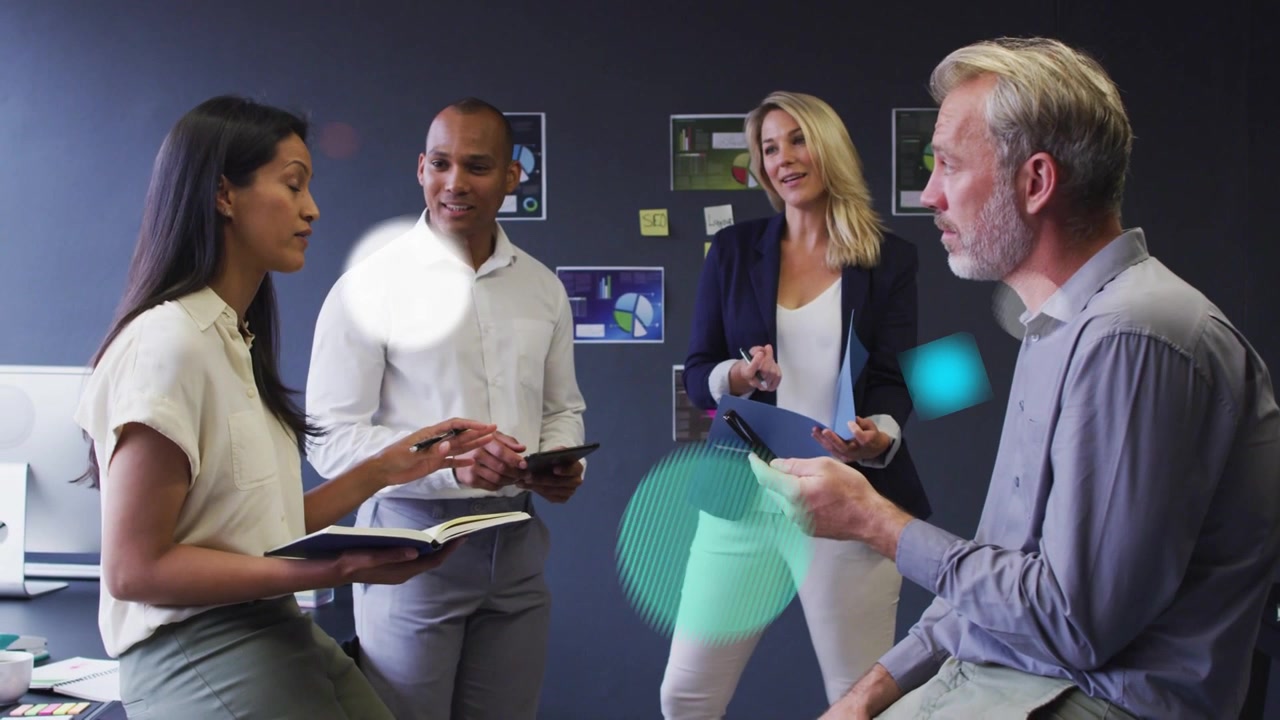 Diverses Business-Team bespricht Strategie in modernem Büro mit digitaler Überlagerung