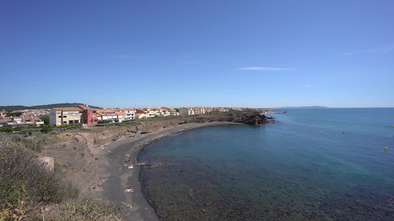 Agde, sud della Francia: condomini e bagnanti sulla spiaggia La Conque, ripresa aerea con sorvolo lento.