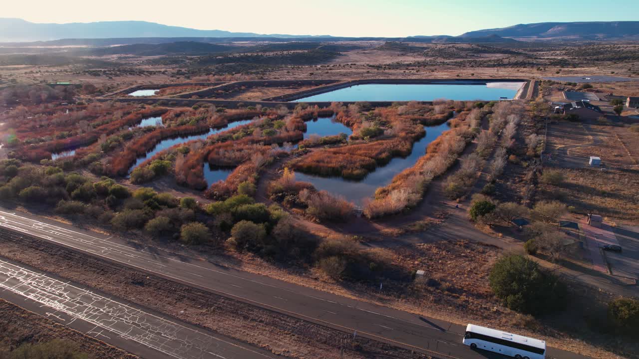 vista aérea de las zonas húmedas de sedona, instalación de tratamiento de aguas residuales y preservación por la ruta estatal, arizona, estados unidos